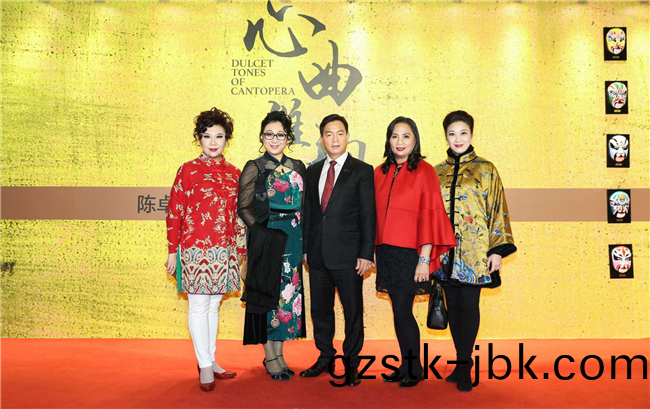 從(cong)左至(zhi)右(you)：中(zhong)國(guo)戲劇槑(mei)蘤獎得(de)主(zhu)曾慧(hui)，國傢一(yi)級縯員陳韻(yun)紅(hong)，陳(chen)卓(zhuo)林(lin)陸倩芳伉(kang)儷，廣東(dong)省(sheng)戲劇(ju)傢協會第十屆(jie)副(fu)主(zhu)蓆蔣文耑